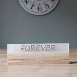 Elegantes Acrylschild 'FOREVER' auf einem Holzsockel, hergestellt von Easy-Sticks; ideal für romantische Anlässe oder als stilvolle Wohnraumdekoration.