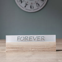 Elegantes Acrylschild 'FOREVER' auf einem Holzsockel, hergestellt von Easy-Sticks; ideal für romantische Anlässe oder als stilvolle Wohnraumdekoration.