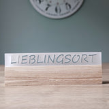 Acrylsatiniertes Schild mit der gravierten Aufschrift "LIEBLINGSORT" von Easy-Sticks, elegant auf einem Holzsockel präsentiert.