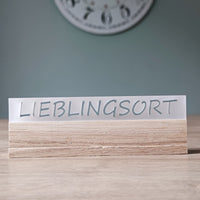 Acrylsatiniertes Schild mit der gravierten Aufschrift "LIEBLINGSORT" von Easy-Sticks, elegant auf einem Holzsockel präsentiert.