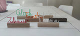 Schöne Geschenkverpackung des Easy-Sticks Acryl Aufstellers mit 'Home' Schriftzug, ideal für besondere Anlässe und zur Freude der Liebsten.