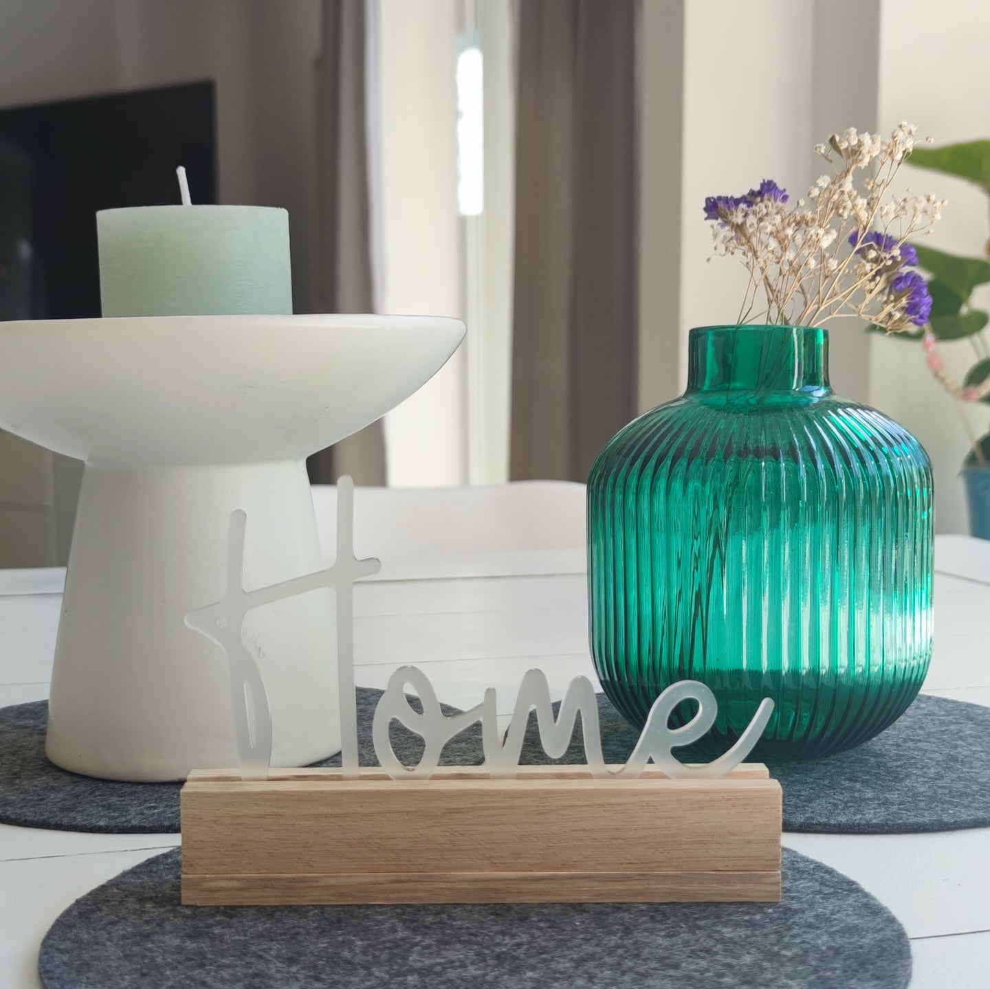 Blauer Easy-Sticks Acryl Aufsteller mit 'Home' Schriftzug, ideal für Küchen- oder Wohnraumgestaltung.