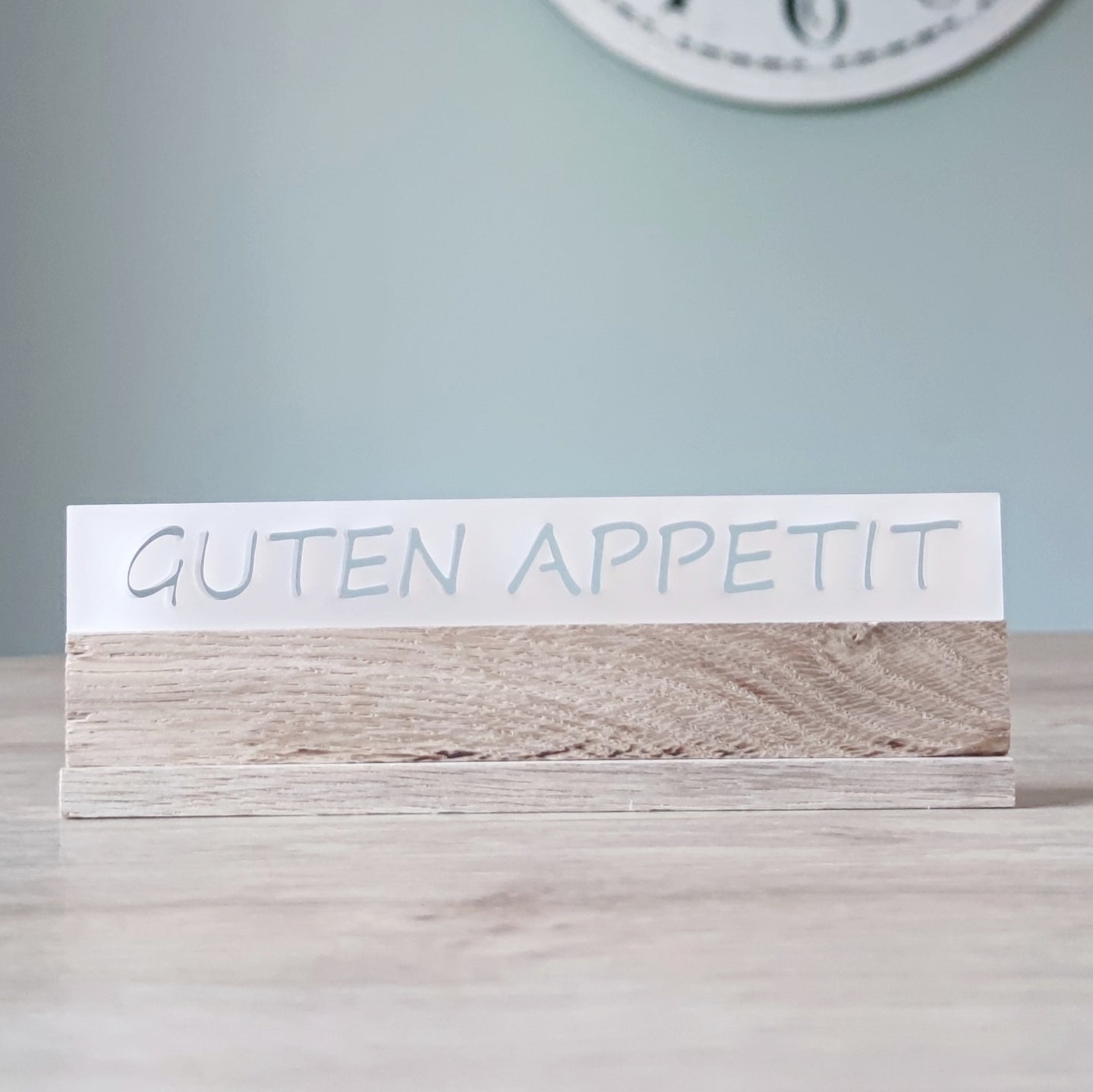 Modernes Acrylschild von Easy-Sticks mit der freundlichen Botschaft GUTEN APPETIT in einem stilvollen Ambiente.
