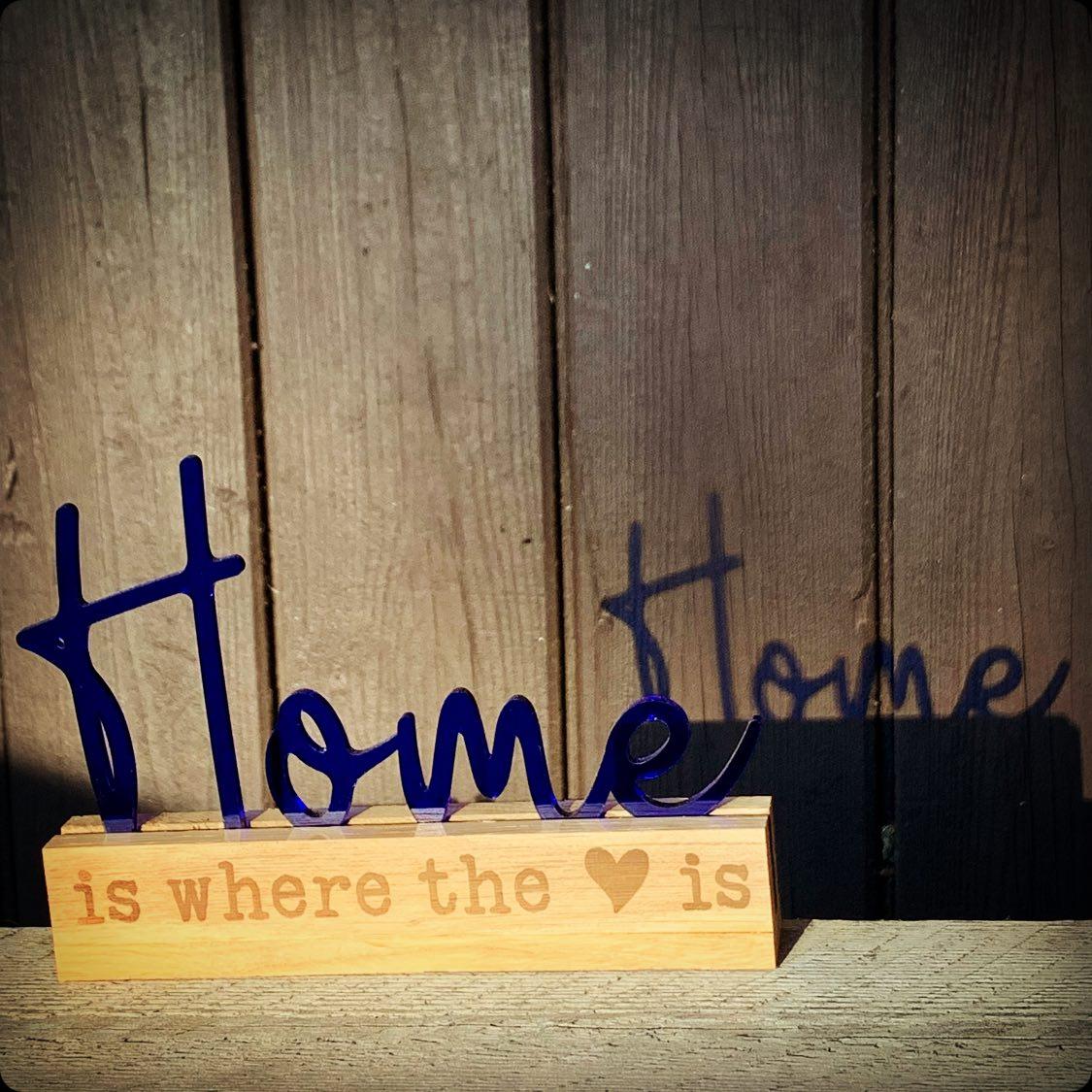 Easy-Sticks Acryl Aufsteller mit dem eleganten 'Home' Schriftzug in satiniertem Finish zur stilvollen Dekoration im Zuhause.