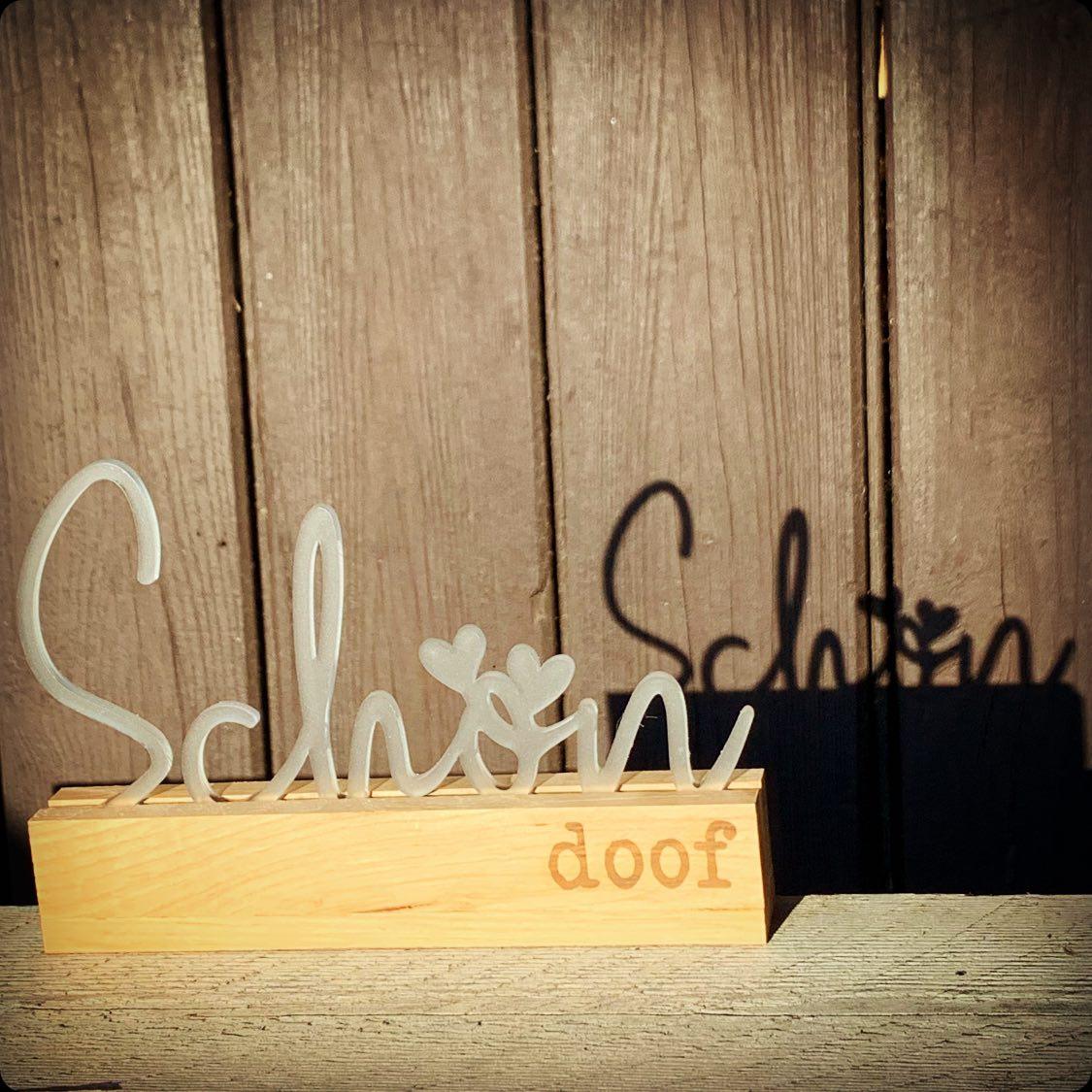 Dekorativer Acrylschrifzug "Schön" von Easy-Sticks, auf einem Holzständer platziert, mit ansprechendem Schattenwurf, perfekt für die stimmungsvolle Dekoration von Wohnräumen.