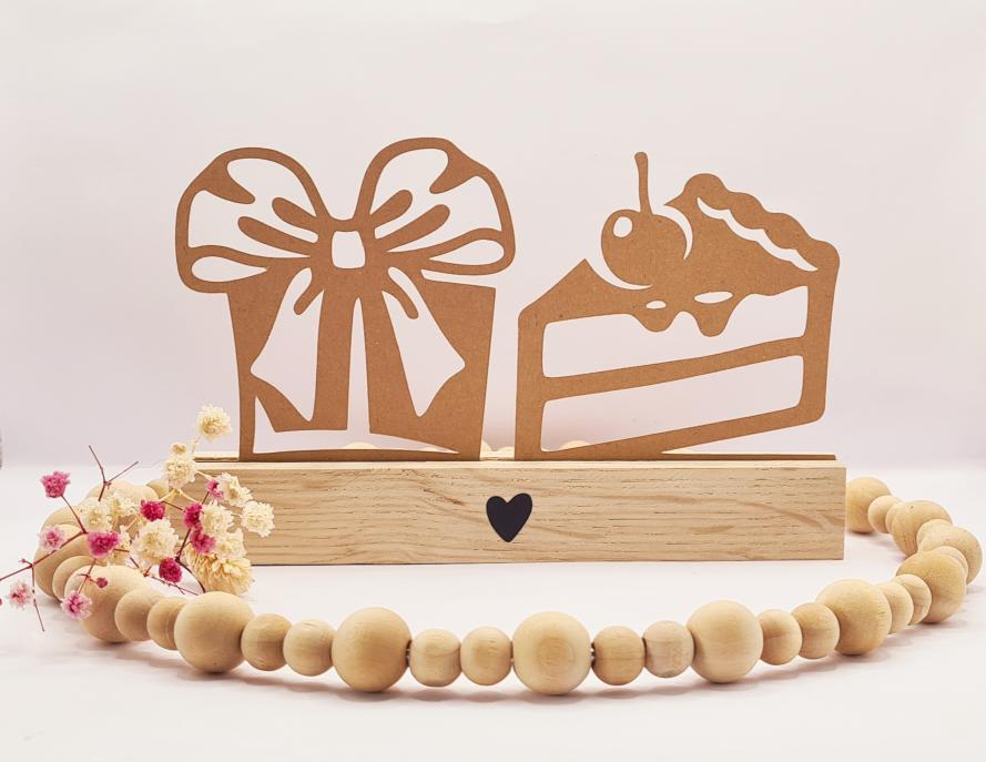 Geburtstags Aufsteller von easy-sticks mit Geschenken und Torte aus Holz für kreative Dekoration.