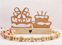 Elegante Geburtstags Aufsteller mit zwei festen Kuchen von easy-sticks, perfekt für bunte Geburtstagsfeiern.
