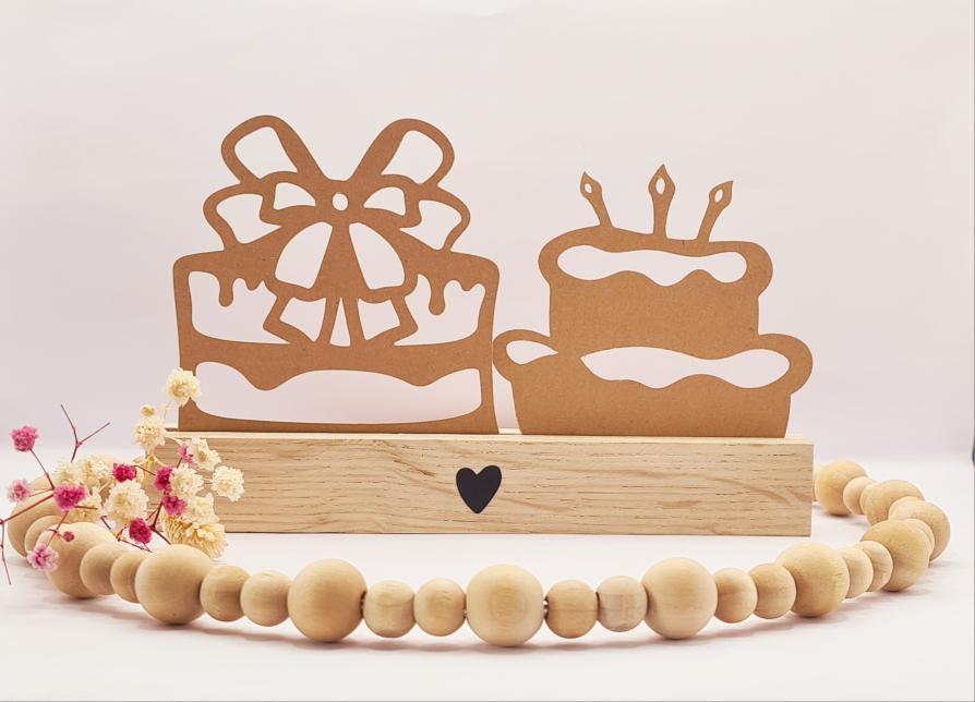 Elegante Geburtstags Aufsteller mit zwei festen Kuchen von easy-sticks, perfekt für bunte Geburtstagsfeiern.