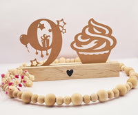 Stylischer Geburtstags Aufsteller mit der Zahl 9 und einem Cupcake von easy-sticks, perfekt für persönliche Feiern.