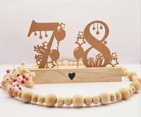 Geburtstags Aufsteller von easy-sticks mit den Zahlen 7 und 8, verziert mit Ballons und Geschenken.