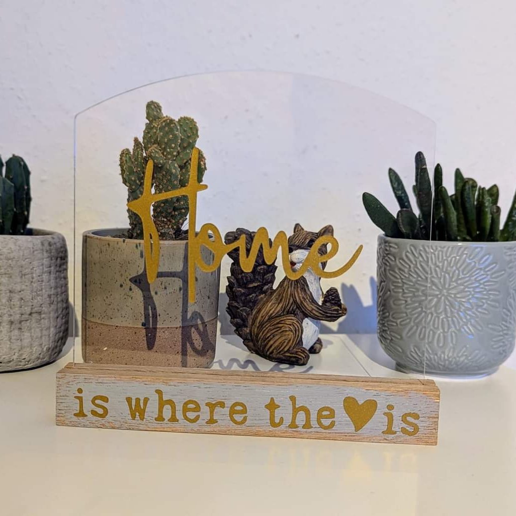 Dekorativer Acryl Aufsteller mit dem Schriftzug 'Home is where the ❤️ is', ideal für Ihr Zuhause, erhältlich bei easy-sticks. Sprüche für deinen 'Home' Acryl Aufsteller zum Plotten und Lasern.