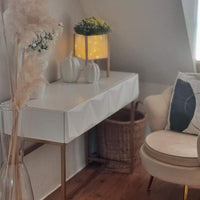 Moderne Wohnzimmereinrichtung mit einer dekorativen Pflanzschale aus Holz und Acryl, beleuchtet und verziert, ideal für stilvolle DIY-Projekte von Easy-Sticks.