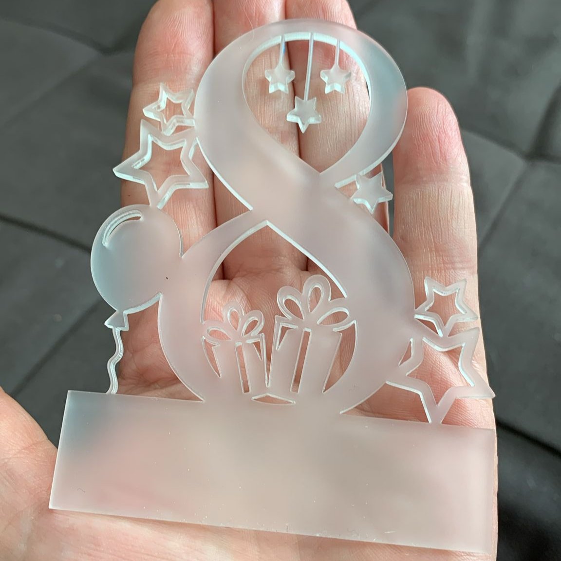 Transparenter 8 Zahlen Aufsteller aus satiniertem Acryl von Easy-Sticks, perfekter Blickfang für jede Geburtstagsfeier und Dekoration.