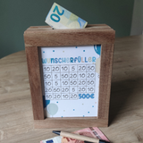 Wunderschöne Darstellung einer Wunscherfüller Spardose von easy-sticks, ausgestattet mit einem Sparplan und Geldscheinen. Ideales Geschenk für Jungen.