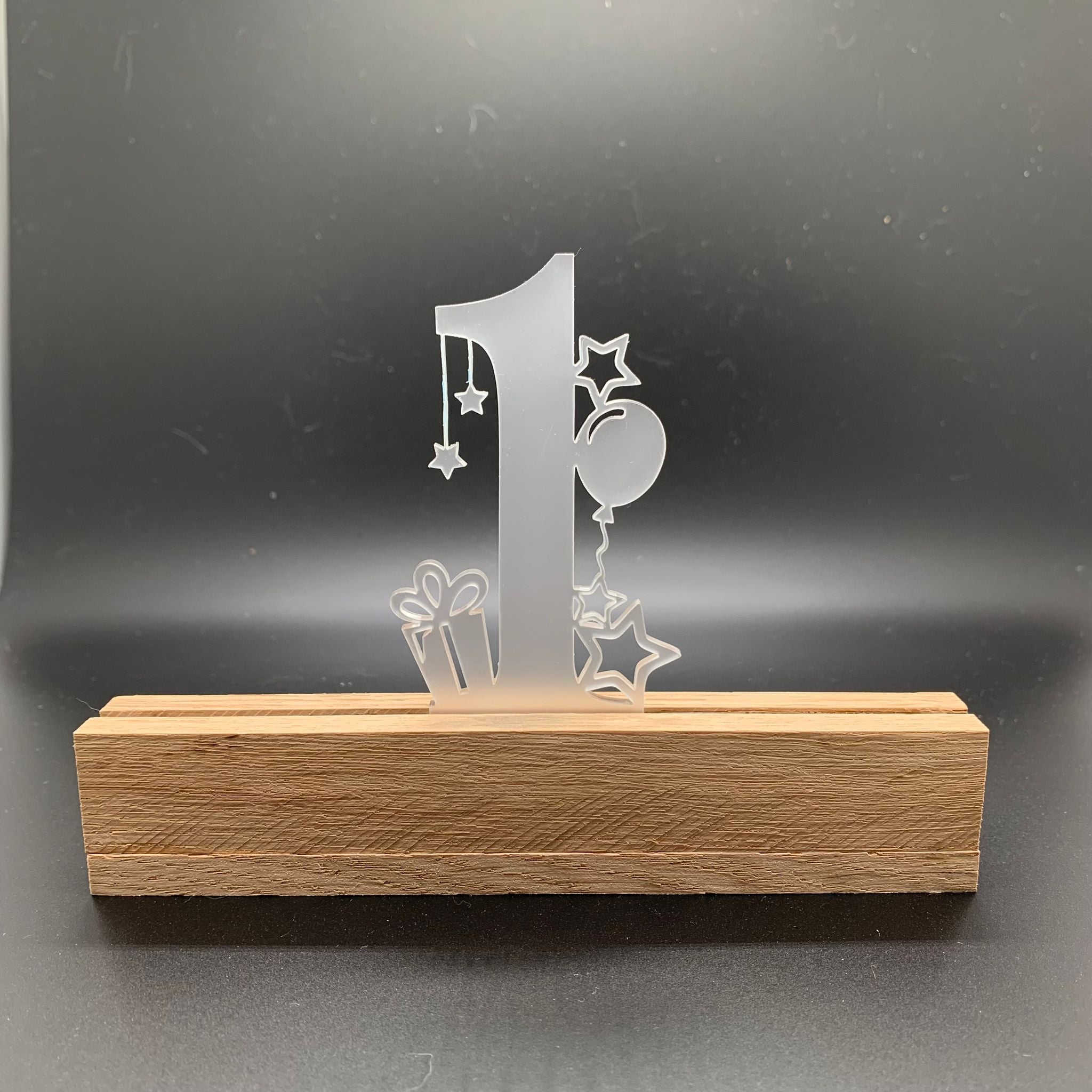 Stylischer Easy-Sticks Acryl Aufsteller Zahl 1 mit Geschenken und Ballon für Geburtstagsfeiern.