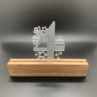 Bunter Easy-Sticks Acryl Aufsteller Zahl 4 mit Geschenken und Kuchen, perfekt für jede Feier.