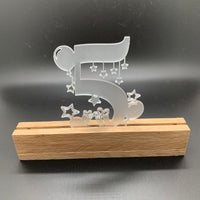 Witziger Easy-Sticks Acryl Aufsteller Zahl 5 mit Sternen und Geschenken, ein wahrer Blickfang auf jedem Tisch.