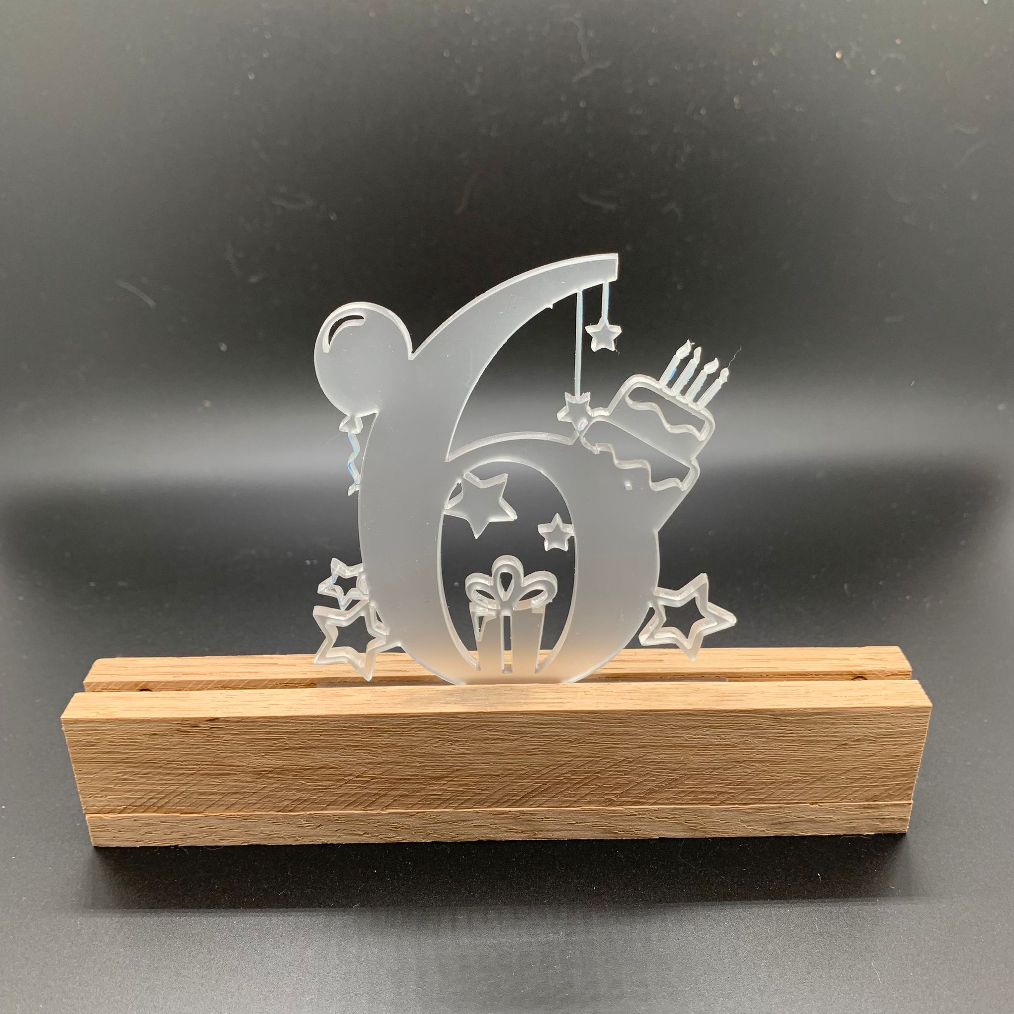 Elegant der Easy-Sticks Acryl Aufsteller mit der Zahl 6, ideal für Geburtstags- und Jubiläumsfeiern. Details wie Geschenke und ein Geburtstagskuchen verleihen Festlichkeit.