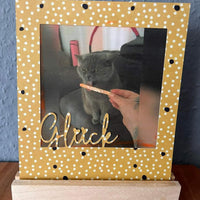Kreativer Bildrahmen Aufsteller von easy-sticks für Easy-Sticks Ständer, dekoriert mit einem Foto einer Katze und dem Wort 'Glück' in eleganter Schrift, perfekt zum Festhalten schöner Erinnerungen.