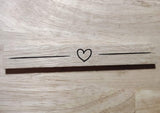 Einzigartige minimalistische Lasergravur von easy-sticks, die ein Herz auf einem Holzstück zeigt, ideal für personalisierte Geschenke oder Dekoration.