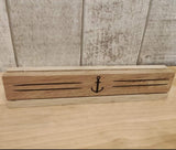 Minimalistische Holzplatte mit Ankergravur, erstellt mit Plotter-& Lasergravur Dateien von easy-sticks.