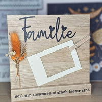 Holz-Acryl kombiniert mit dem Schriftzug 'Familie' und der Botschaft 'weil wir zusammen einfach besser sind', gestaltet von easy-sticks für individuelle Fotopräsentationen.