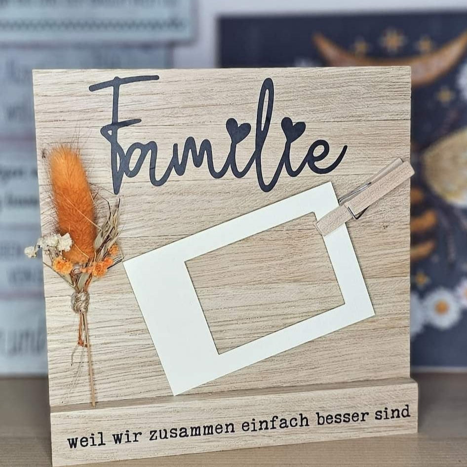 Holz-Acryl kombiniert mit dem Schriftzug 'Familie' und der Botschaft 'weil wir zusammen einfach besser sind', gestaltet von easy-sticks für individuelle Fotopräsentationen.