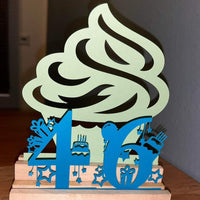 Zahl 46 aus Holz mit Cupcake-Dekoration von easy-sticks für einen fröhlichen Geburtstag.