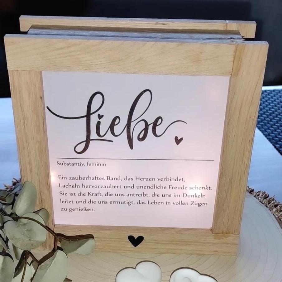 Schöne Lichtbox mit dem Schriftzug 'Liebe', die eine warme Atmosphäre schafft. Ideal für kreative DIY-Projekte mit der LIEBE Laterne und Lichtbox Bastel PDF von easy-sticks. Dekorative Geschenkidee für jedes Zuhause.