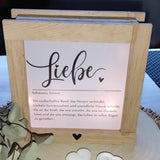 Schöne Lichtbox mit dem Schriftzug 'Liebe', die eine warme Atmosphäre schafft. Ideal für kreative DIY-Projekte mit der LIEBE Laterne und Lichtbox Bastel PDF von easy-sticks. Dekorative Geschenkidee für jedes Zuhause.