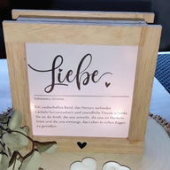 Schöne Lichtbox mit dem Schriftzug 'Liebe', die eine warme Atmosphäre schafft. Ideal für kreative DIY-Projekte mit der LIEBE Laterne und Lichtbox Bastel PDF von easy-sticks. Dekorative Geschenkidee für jedes Zuhause.