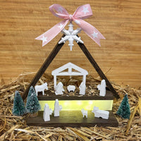Kreative Silikon Weihnachtskrippe von easy-sticks, dekoriertes Arrangement mit Holzstruktur und Lichter, festliche Weihnachtsstimmung.