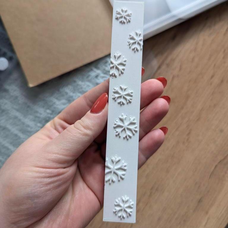 Schneeflocken Silikonform von Easy-Sticks, handgefertigt, zeigt fünf detaillierte 3D-Schneeflocken auf einem weißen Silikonband, ideal für kreative Winterdekoration.