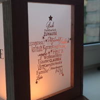 Dekorative Lampe verziert mit goldenen Rub On Stickern von easy-sticks, die festliche Weihnachtsstimmung mit Wörtern und Symbolen verbreiten.