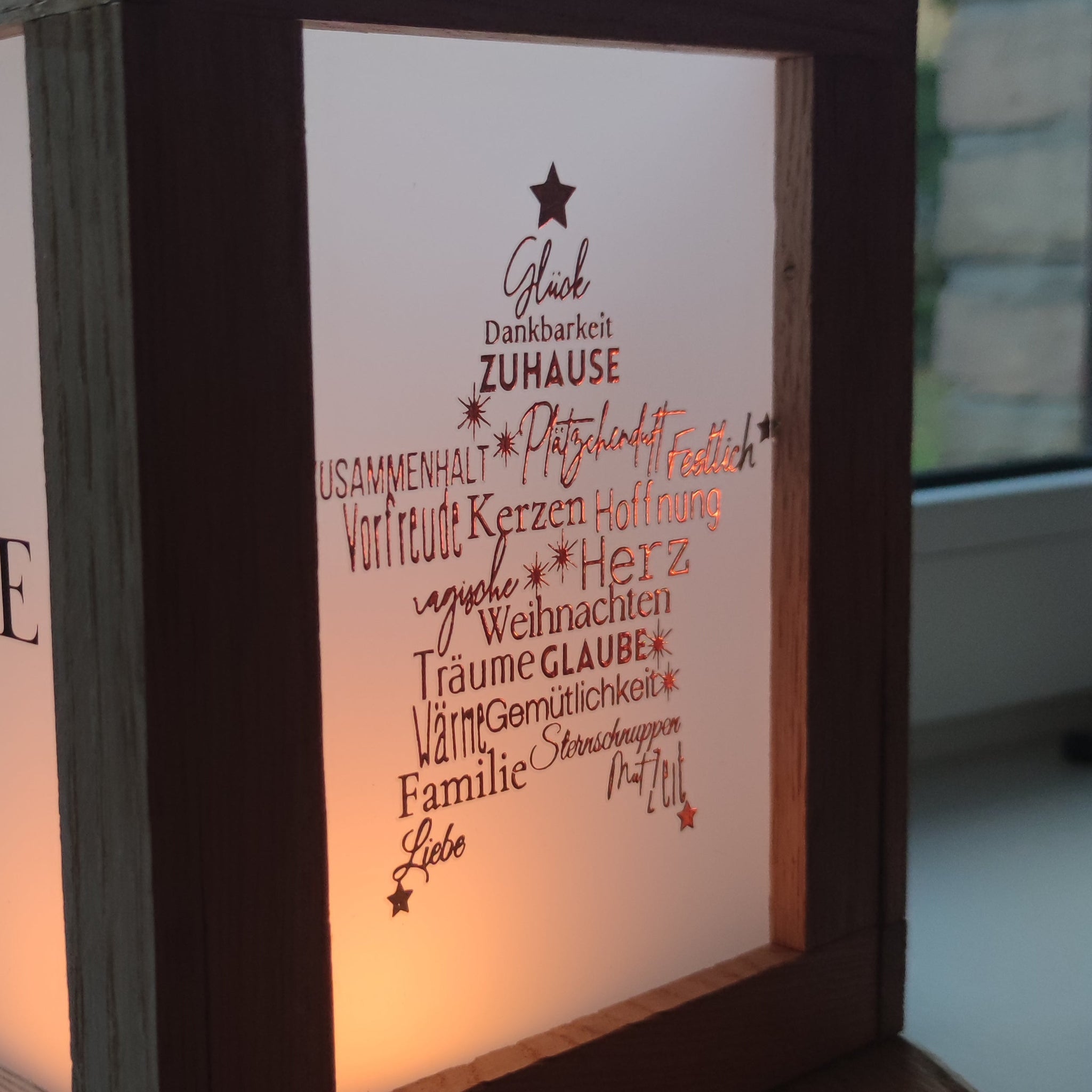 Dekorative Lampe verziert mit goldenen Rub On Stickern von easy-sticks, die festliche Weihnachtsstimmung mit Wörtern und Symbolen verbreiten.