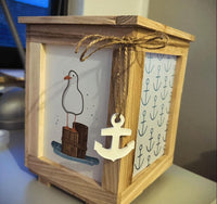 Gestaltete maritime Laterne von easy-sticks, verziert mit einem Anker, ein kreatives Projekt aus der 'Meer' Laterne Easy-Sticks Bastel PDF.