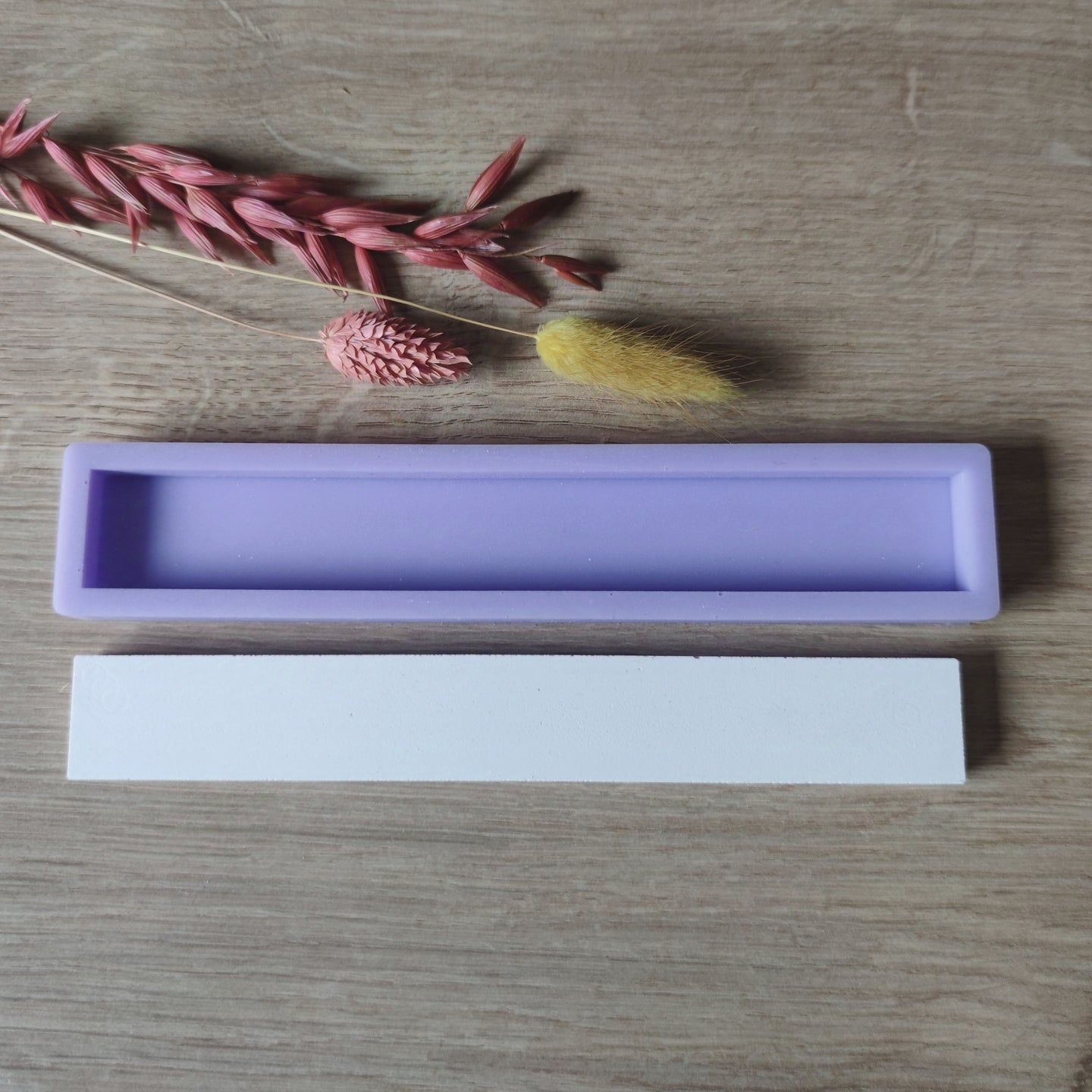Easy-Sticks Silikonform - Schlicht - 16 cm Länge, eine lila Silikonform auf einem Holzuntergrund, umgeben von lebhaften Trockenblumen.