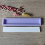 Easy-Sticks Silikonform - Schlicht - 16 cm Länge, eine lila Silikonform auf einem Holzuntergrund, umgeben von lebhaften Trockenblumen.
