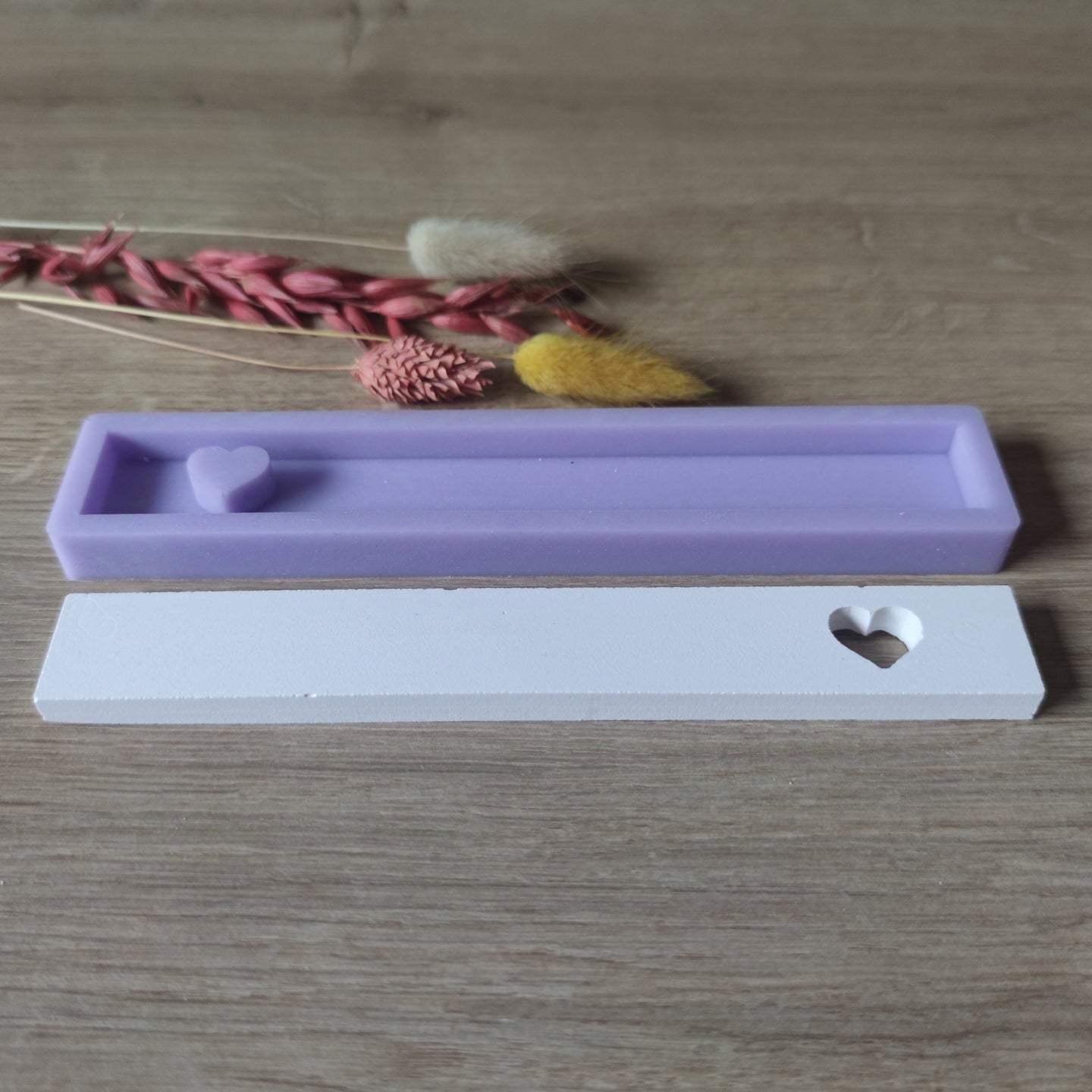 Easy-Sticks Silikonform mit Herz von Easy-Sticks, gezeigt mit einer weißen Gießform auf Holzuntergrund, perfekt für die Herstellung individueller Kunstwerke.
