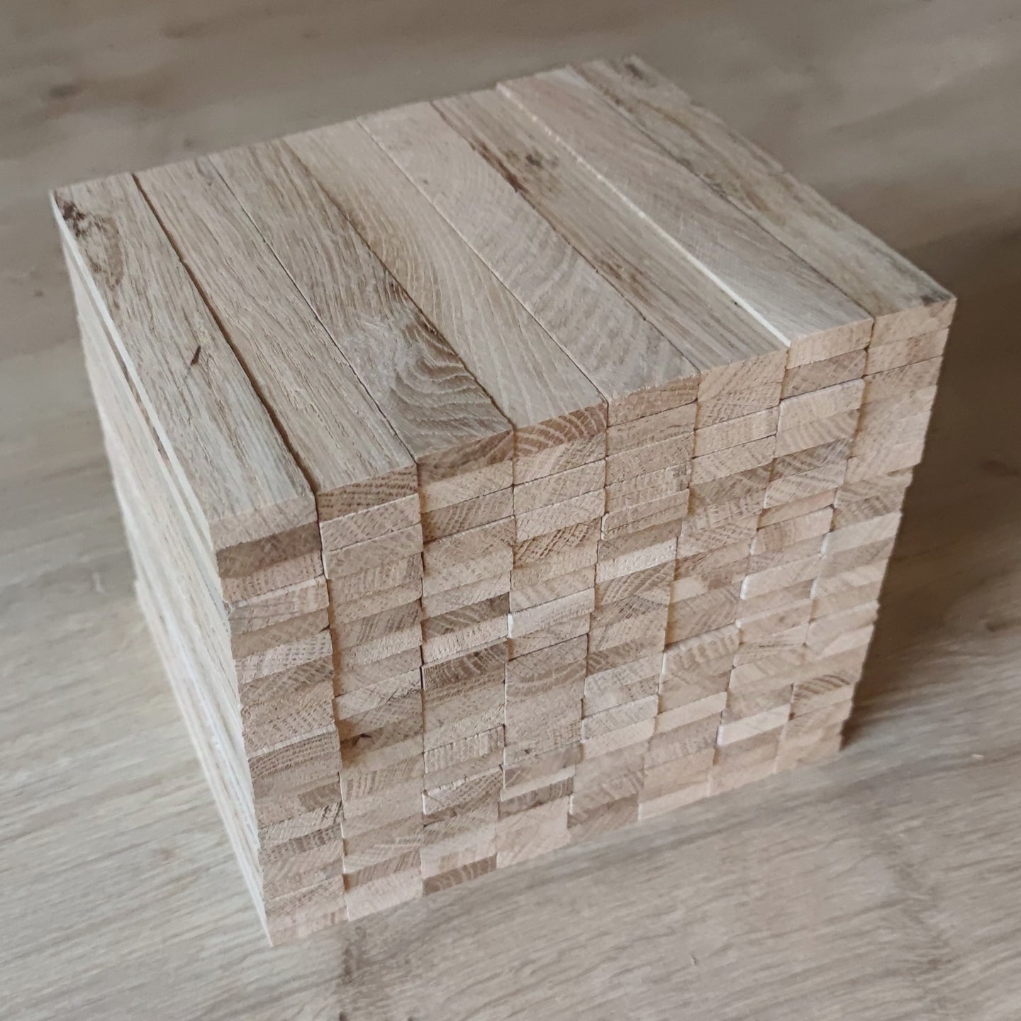 Präzise angeordnete Easy-Sticks Shine von Easy-Sticks, ideal für DIY-Projekte, gefertigt aus hellem Eichenholz, Länge 16 cm.
