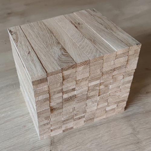 Präzise angeordnete Easy-Sticks Shine von Easy-Sticks, ideal für DIY-Projekte, gefertigt aus hellem Eichenholz, Länge 16 cm.