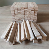 Easy-Sticks Shine von Easy-Sticks - Eiche hell in 16 cm Länge, Anordnung von Holzsticks auf einem Tisch, ideal für kreative Bastelprojekte und DIY-Ideen.