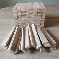 Easy-Sticks Shine von Easy-Sticks - Eiche hell in 16 cm Länge, Anordnung von Holzsticks auf einem Tisch, ideal für kreative Bastelprojekte und DIY-Ideen.