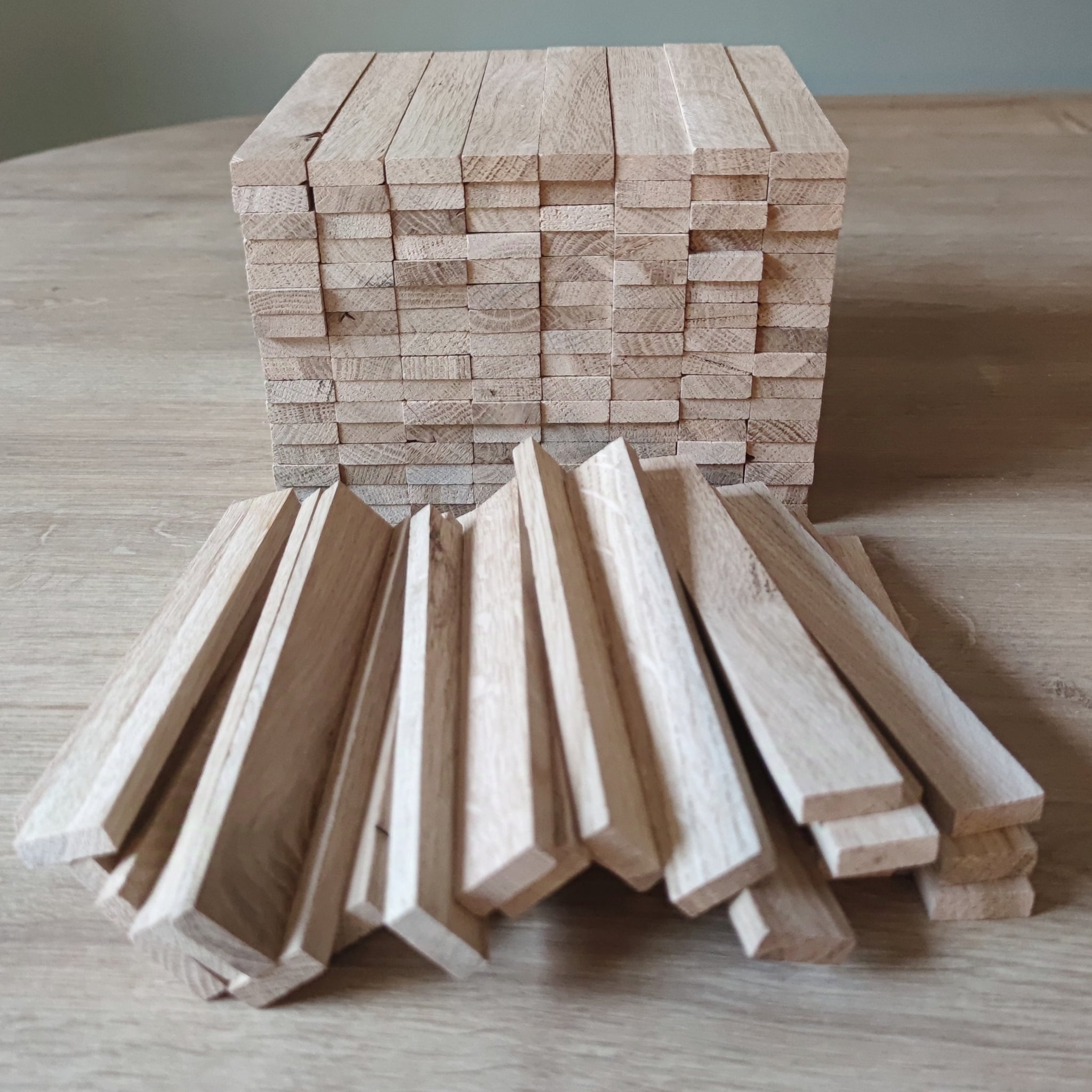 Easy-Sticks Shine von Easy-Sticks - Eiche hell in 16 cm Länge, Anordnung von Holzsticks auf einem Tisch, ideal für kreative Bastelprojekte und DIY-Ideen.