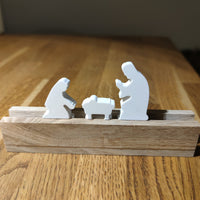 Hergestellte Figuren aus der Silikon-Gießform von easy-sticks, die eine Krippe mit Josef, Maria und dem Kind zeigen – Detailgenau, Made in Germany.