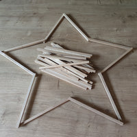Bastelinspiration mit Easy-Sticks Eiche: Ein dekorativer Stern aus schmalen Holzstäbchen auf einem Tisch, bereit für kreative Verwendung.