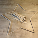 DIY Bastelprojekt mit Easy-Sticks Eiche: Ein Stern aus schmalen Holzstäbchen, die für kreative Deko-Ideen genutzt werden können.