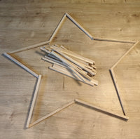 DIY Bastelprojekt mit Easy-Sticks Eiche: Ein Stern aus schmalen Holzstäbchen, die für kreative Deko-Ideen genutzt werden können.