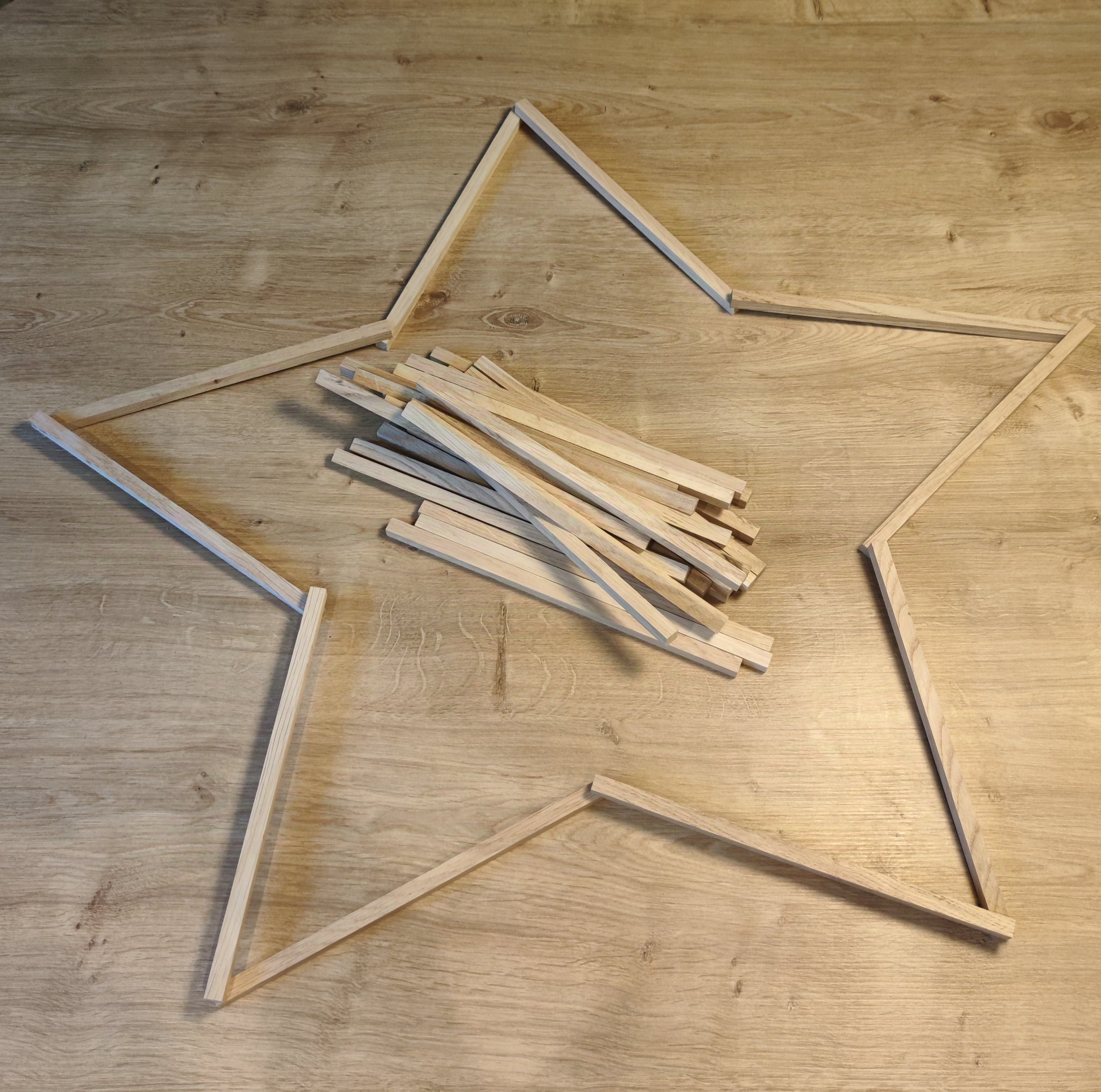 DIY Bastelprojekt mit Easy-Sticks Eiche: Ein Stern aus schmalen Holzstäbchen, die für kreative Deko-Ideen genutzt werden können.