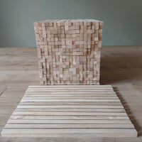 Easy-Sticks Eiche in Verwendung: Eine offene Box mit schmalen Holzstäbchen, perfekt für kreative Bastelideen mit einer Größe von 25 cm.